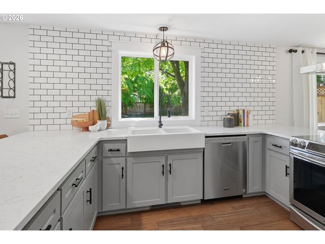 1639 VICTORIAN Way, Eugene, OR 97401