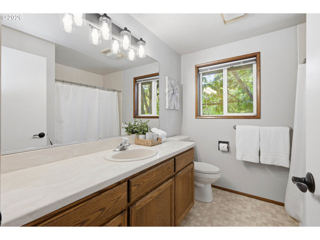 1639 VICTORIAN Way, Eugene, OR 97401