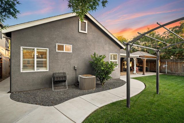 5725 Wild Cat Ct, Riverbank, CA 95367