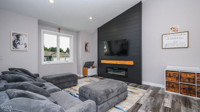 5417 Hendrickson Drive, Bismarck, ND 58504 property photo