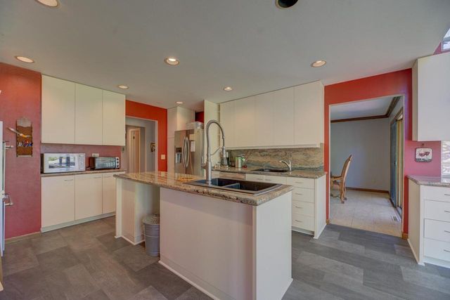 2804 Dartmouth Drive, Janesville, WI 53548
