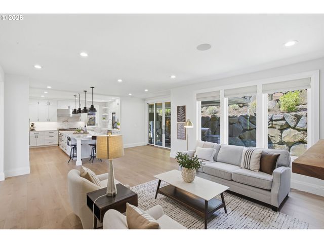 18165 Sw SIENA Dr, Lake Oswego, OR 97034