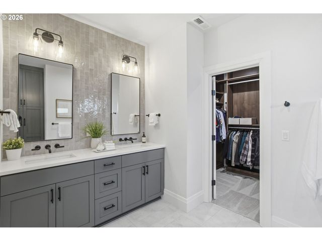 18165 Sw SIENA Dr, Lake Oswego, OR 97034
