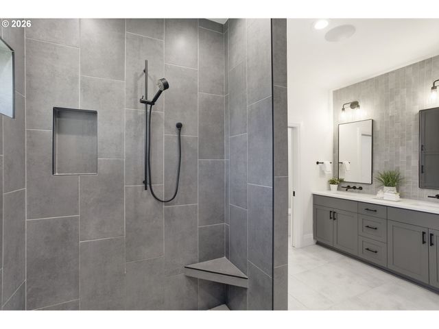 18165 Sw SIENA Dr, Lake Oswego, OR 97034