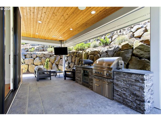 18165 Sw SIENA Dr, Lake Oswego, OR 97034