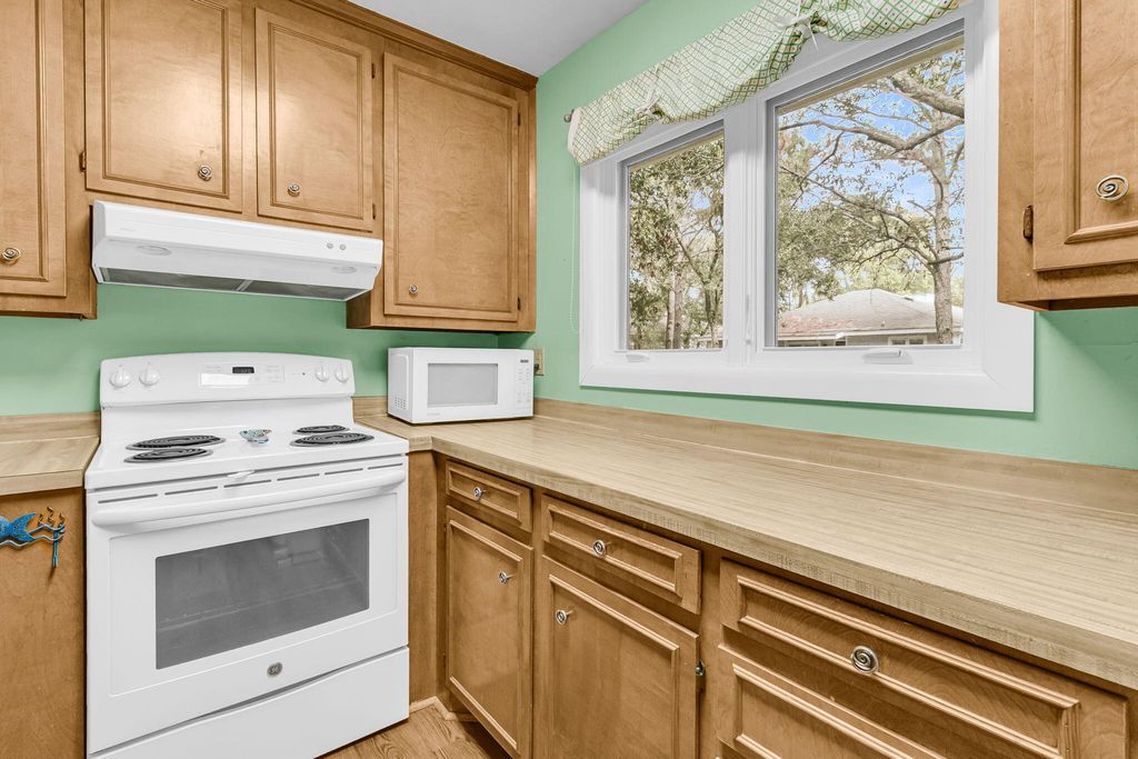 Image 11 of property listing at 38 Twin Oaks Lane, Isle Of Palms, SC 29451