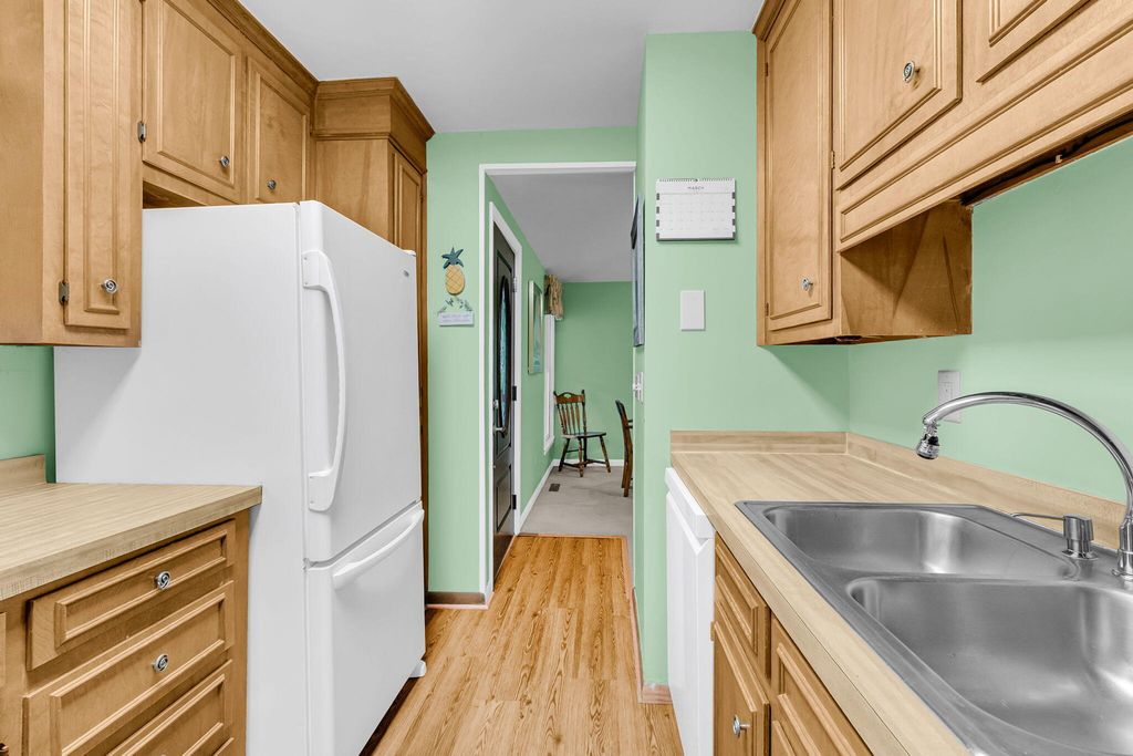 Image 12 of property listing at 38 Twin Oaks Lane, Isle Of Palms, SC 29451