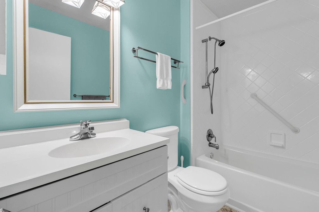 Image 21 of property listing at 38 Twin Oaks Lane, Isle Of Palms, SC 29451