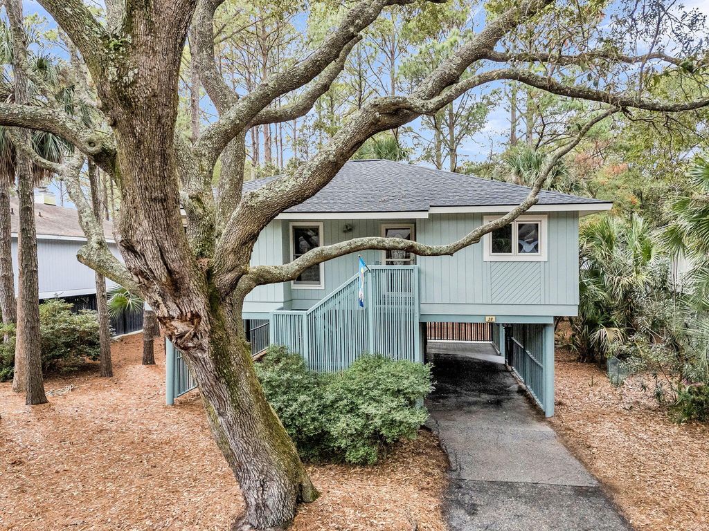 Image 25 of property listing at 38 Twin Oaks Lane, Isle Of Palms, SC 29451