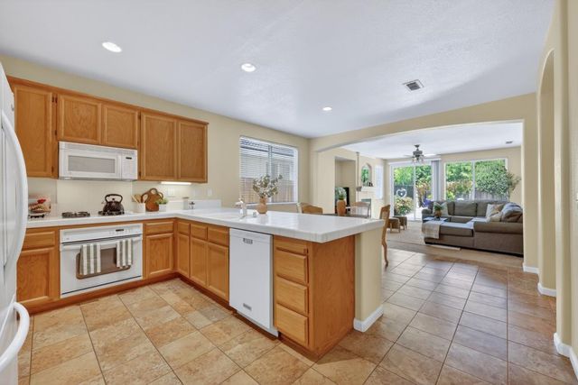 464 Sutherland Ranch Ln, Roseville, CA 95678
