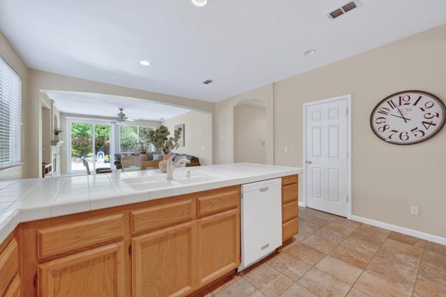 464 Sutherland Ranch Ln, Roseville, CA 95678