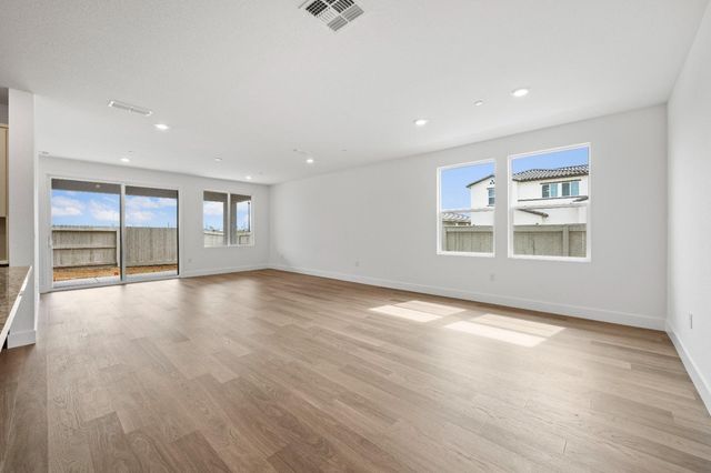 7000 Carbone Dr, Roseville, CA 95747