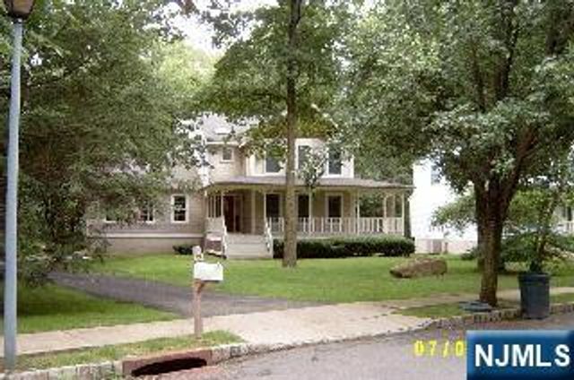 4 Lee Court, Waldwick, NJ 07463