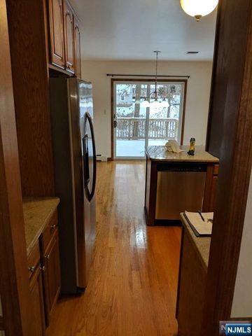 4 Lee Court, Waldwick, NJ 07463