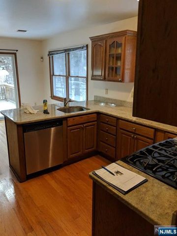 4 Lee Court, Waldwick, NJ 07463