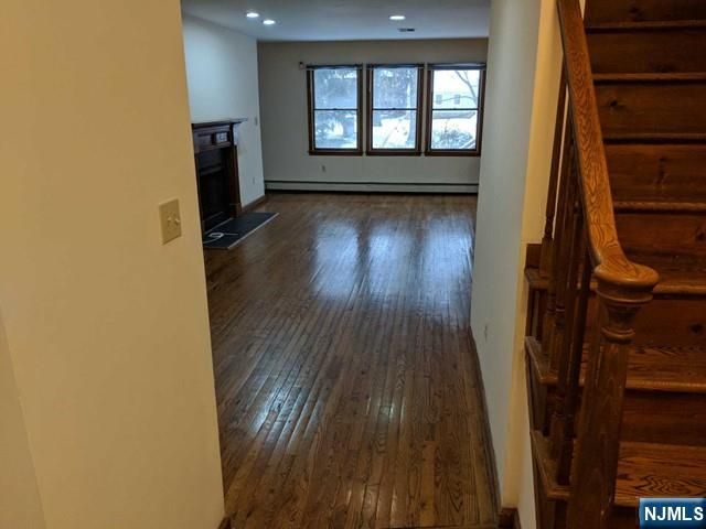 4 Lee Court, Waldwick, NJ 07463