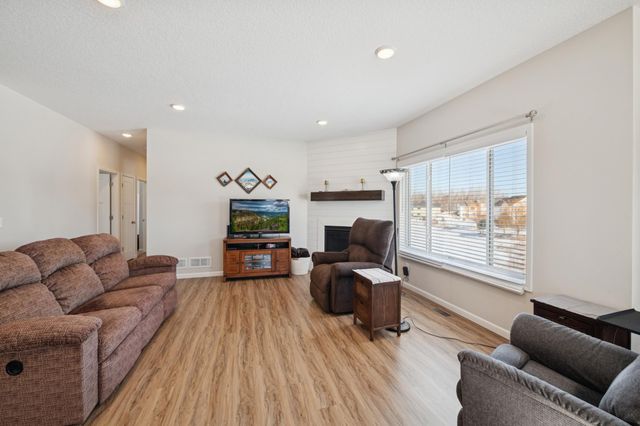 580 Alaska Loop, Cambridge, MN 55008