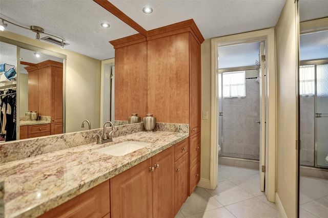 4270 NW 40th Street 211, Lauderdale Lakes, FL 33319
