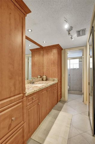 4270 NW 40th Street 211, Lauderdale Lakes, FL 33319