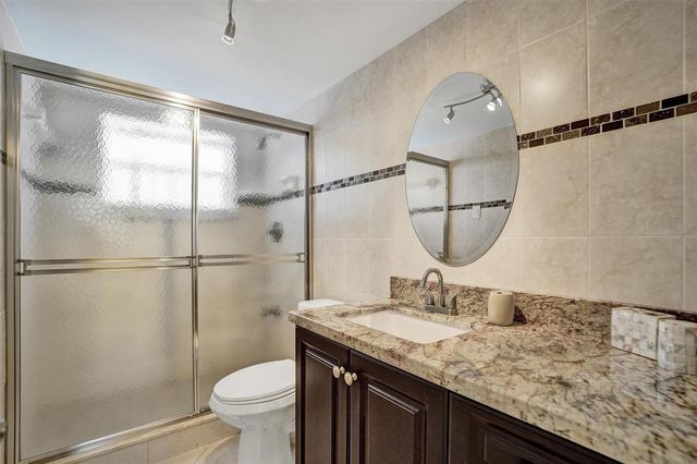 4270 NW 40th Street 211, Lauderdale Lakes, FL 33319