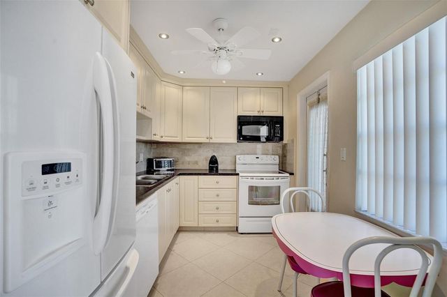 4270 NW 40th Street 211, Lauderdale Lakes, FL 33319