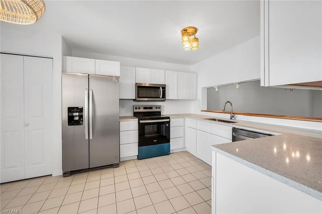 208 Furse Lakes CIR D6, Naples, FL 34104