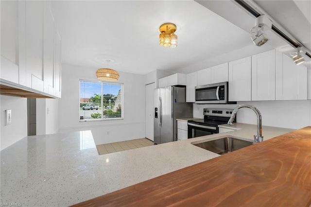 208 Furse Lakes CIR D6, Naples, FL 34104