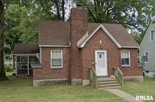300 N OAKLAND Avenue, Carbondale, IL 62901