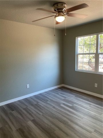 203 W 4th St, Sinton, TX 78387