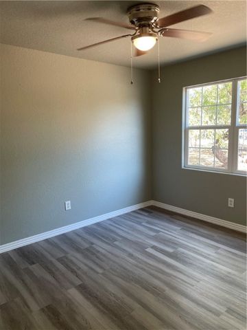 203 W 4th St, Sinton, TX 78387