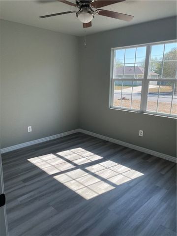 203 W 4th St, Sinton, TX 78387