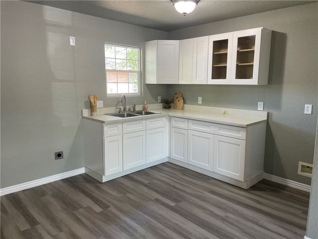 203 W 4th St, Sinton, TX 78387