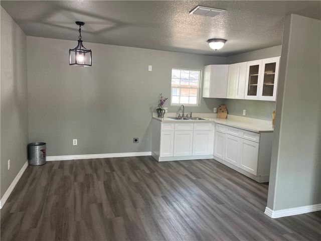 203 W 4th St, Sinton, TX 78387