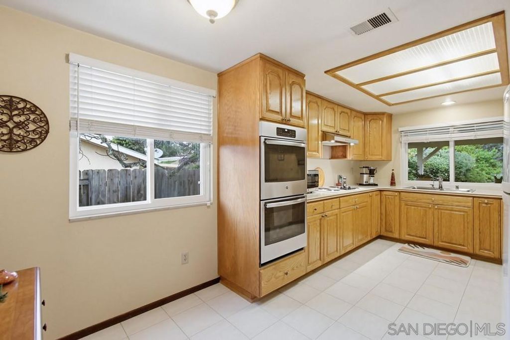 Image 12 of property listing at 2086 Valley Lake Drive, El Cajon, CA 92020