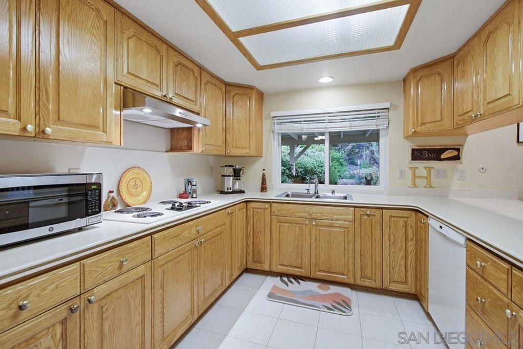 Image 13 of property listing at 2086 Valley Lake Drive, El Cajon, CA 92020