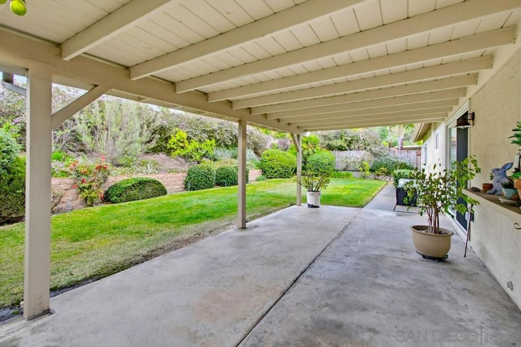 Image 25 of property listing at 2086 Valley Lake Drive, El Cajon, CA 92020