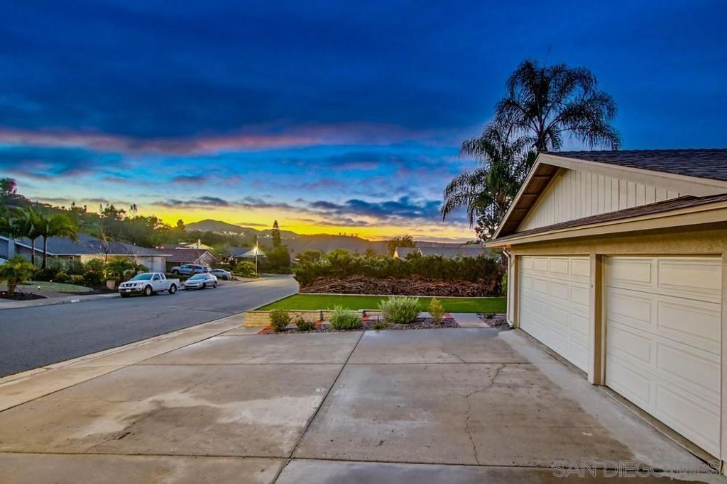 Image 7 of property listing at 2086 Valley Lake Drive, El Cajon, CA 92020