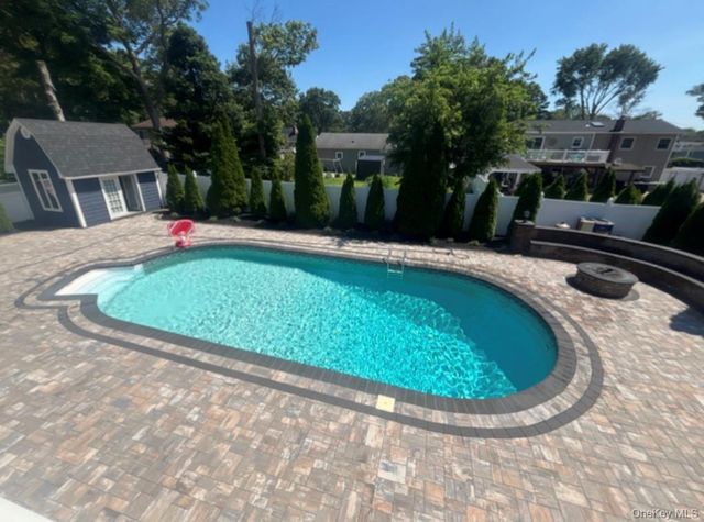 52 41st Street, Islip, NY 11751
