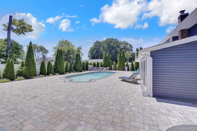 52 41st Street, Islip, NY 11751