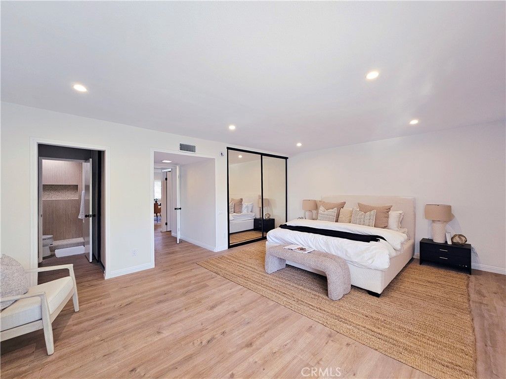 Image 12 of property listing at 6201 Shoup 67, Woodland Hills, CA 91367