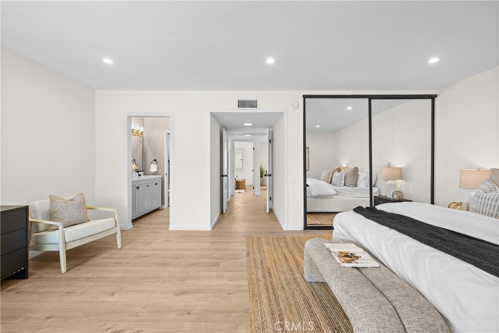 Image 13 of property listing at 6201 Shoup 67, Woodland Hills, CA 91367