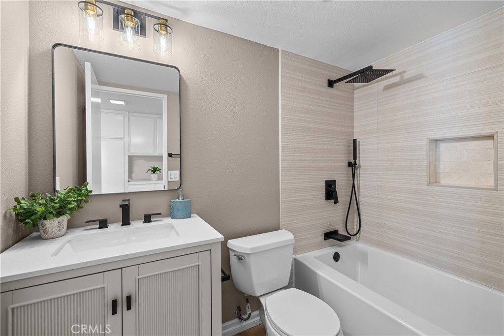 Image 17 of property listing at 6201 Shoup 67, Woodland Hills, CA 91367