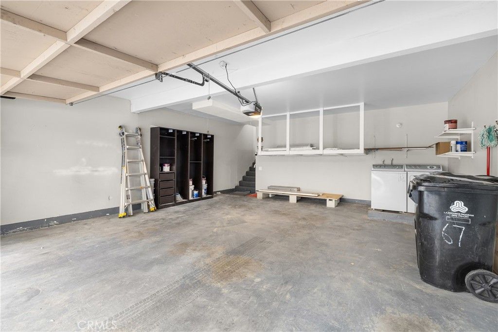 Image 24 of property listing at 6201 Shoup 67, Woodland Hills, CA 91367