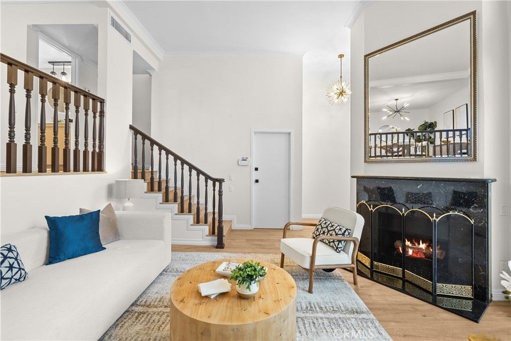 Image 3 of property listing at 6201 Shoup 67, Woodland Hills, CA 91367