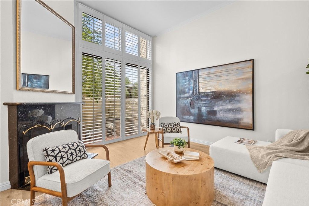 Image 4 of property listing at 6201 Shoup 67, Woodland Hills, CA 91367