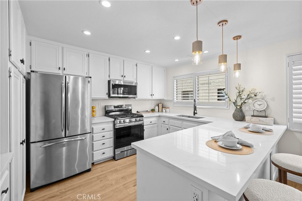 Image 6 of property listing at 6201 Shoup 67, Woodland Hills, CA 91367