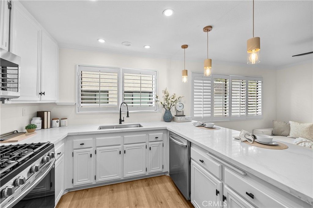 Image 7 of property listing at 6201 Shoup 67, Woodland Hills, CA 91367