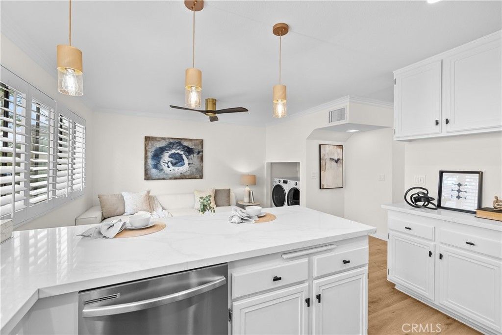 Image 8 of property listing at 6201 Shoup 67, Woodland Hills, CA 91367