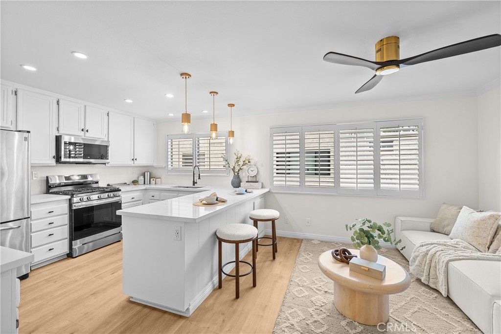 Image 9 of property listing at 6201 Shoup 67, Woodland Hills, CA 91367