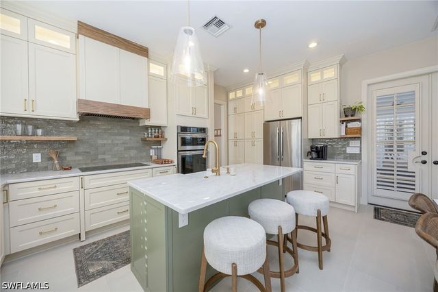 8137 Ronda CT, Naples, FL 34109